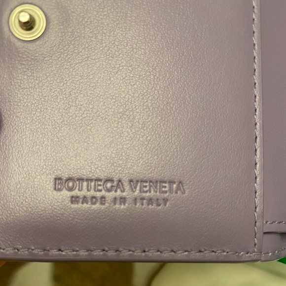 Excellent condition ~ Bottega Veneta Bifold Zip Wallet in Lavender. - Picture 8 of 13